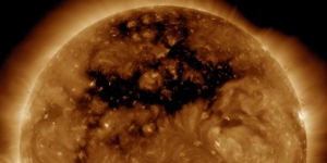 Matahari 'Bocor', Lubang Seukuran 50 Kali Bumi Menganga
