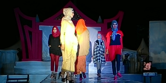 Warna Warni Elzatta di Panggung Pariaman Fashion Parade 