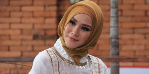 Hijab Lindungi Zaskia Mecca dari Ancaman Kanker Kulit