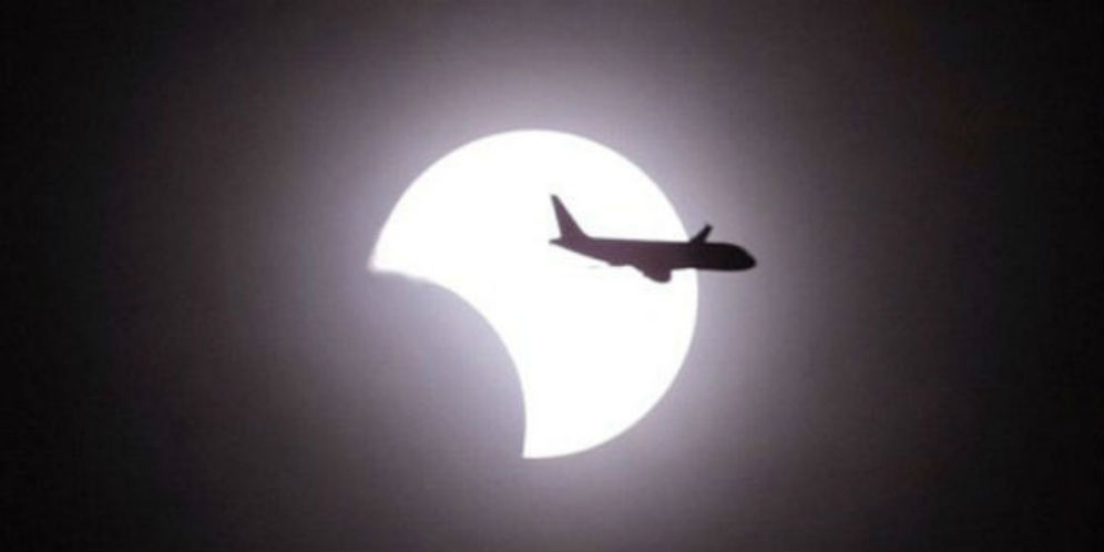 Video: Penampakan Gerhana Matahari dari Dalam Pesawat