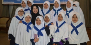 Laudya Cynthia Bella Wakaf 500 Quran Emas ke Anak Yatim