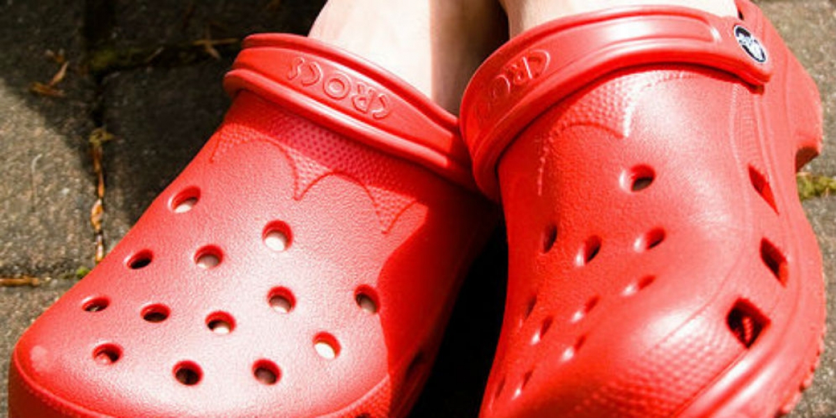 Как отличить crocs. Кроксы от Crocs. Crocs красные. Оригинальные кроксы гуччи женские. Необычные кроксы.