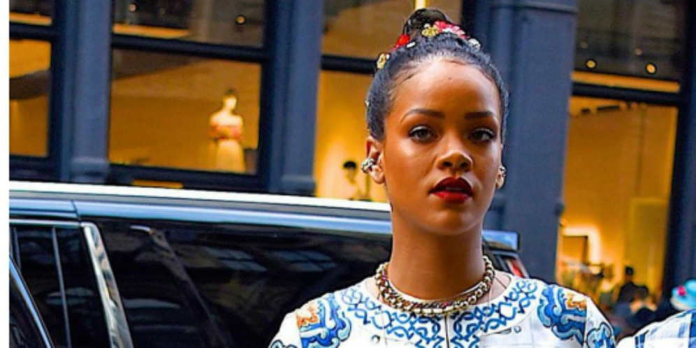 Cantiknya Rihanna Pakai Kaftan Dolce & Gabbana