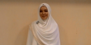 Penampilan Syar'i Dewi Sandra Bikin Netizen...