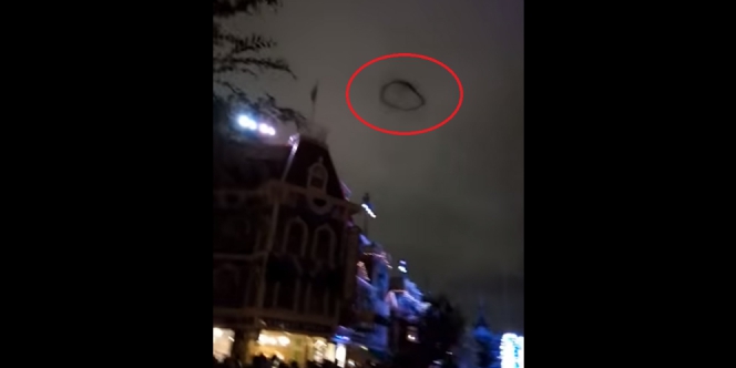 Misteri `Pintu Gerbang Alien` di Langit Disneyland Terkuak