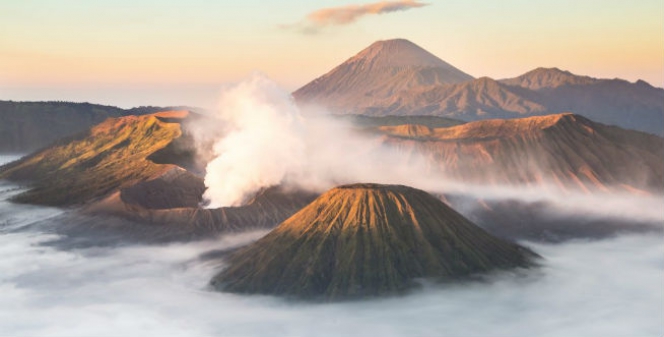  Gunung  Bromo  Erupsi Bandara Abdul Rachman Saleh Ditutup 