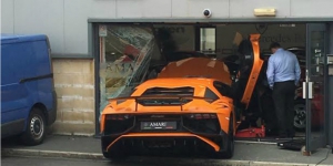 Cari Angle Foto Bagus, Lamborghini Rp2 M Nyangkut di Jendela