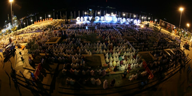Ribuan Muslim Sholat Subuh Jemaah di Pantai Losari