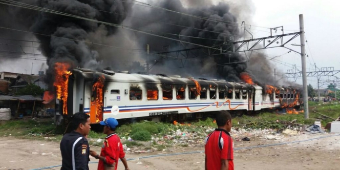 Kereta Kertajaya Terbakar di Stasiun Tanjung Priok