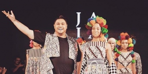 Usung Tenun Toraja, Ivan Gunawan 'Cicipi' Lantai Fashion AS