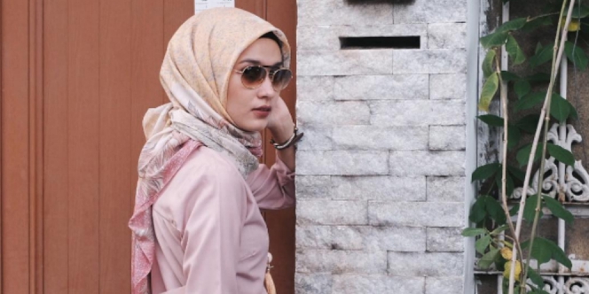 Dwi Handayani Gaya Hijab vs Celana Cutbray ala Hijabers 