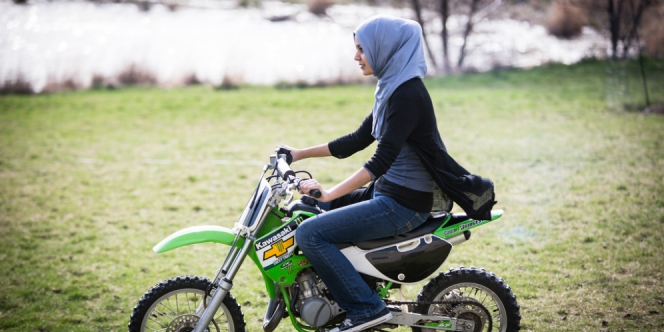 Tips Aman Busana Hijab Saat Mengendarai Motor