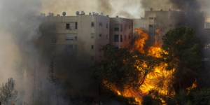 Israel Dikepung Api, Ribuan Warga Mengungsi