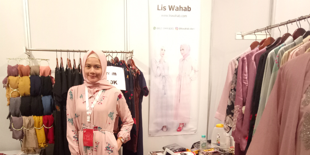 Lis Wahab, Bisnis dan Amal Si Desainer Hijab Baru