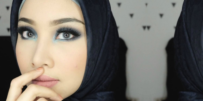 Irna Dewi: Dominasi Biru di Riasan `Smokey Eyes`