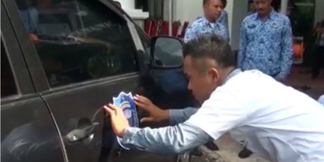 Cegah Pelanggaran Stiker  Sindiran Dipasang di Mobil  