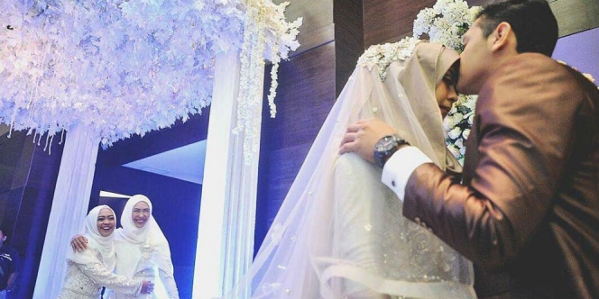 Mewahnya Gaun Pernikahan Adik Oki Setiana Dewi Dream co id