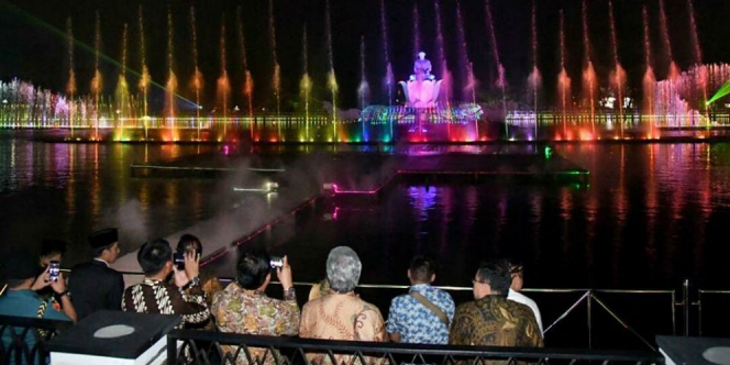 Ketika Jokowi Nonton Pertunjukan Air Mancur Sri Baduga