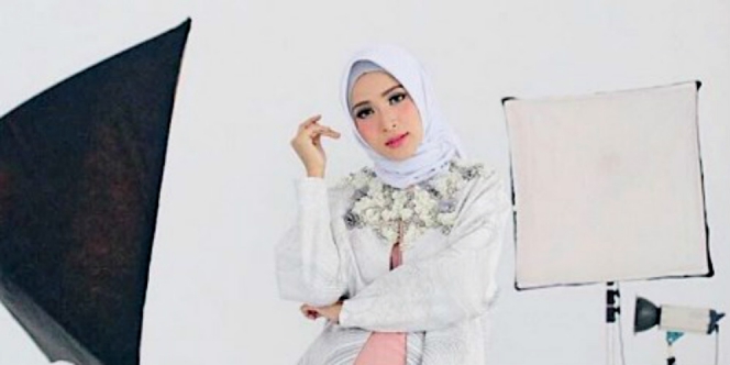 Tutorial Hijab Putih yang Cantik dan Elegan dalam 60 Detik 