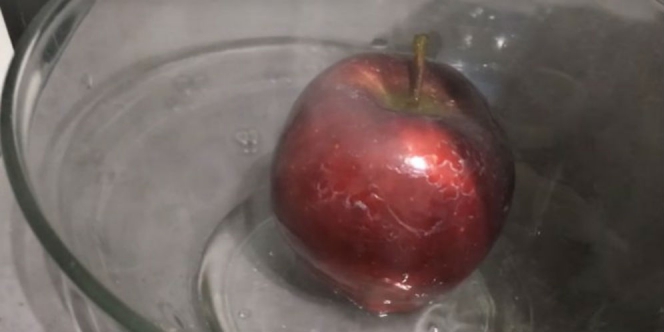Apel Ini Direndam Air Panas, Yang Terjadi Bikin Ngeri