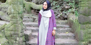 Zilqiah Angraini: Paduan Dress Panjang dan Kemeja untuk Travel