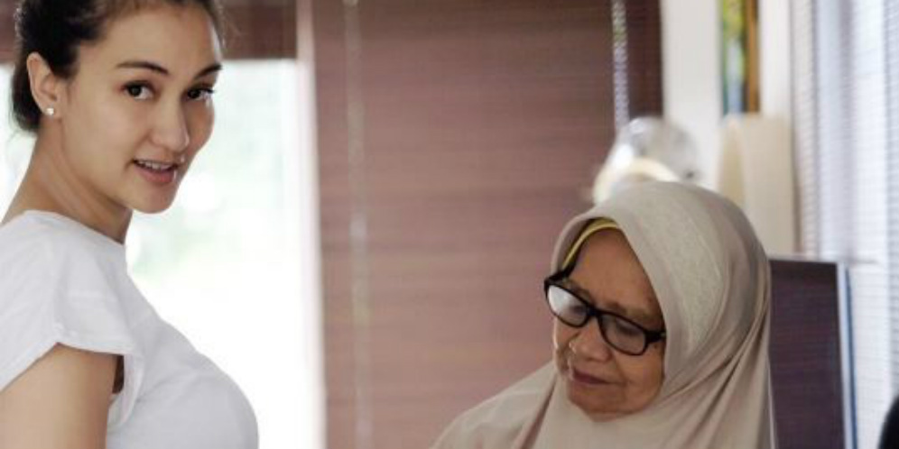 Setelah Persalinan, Atiqah Rekrut Dukun Bengkung Pribadi