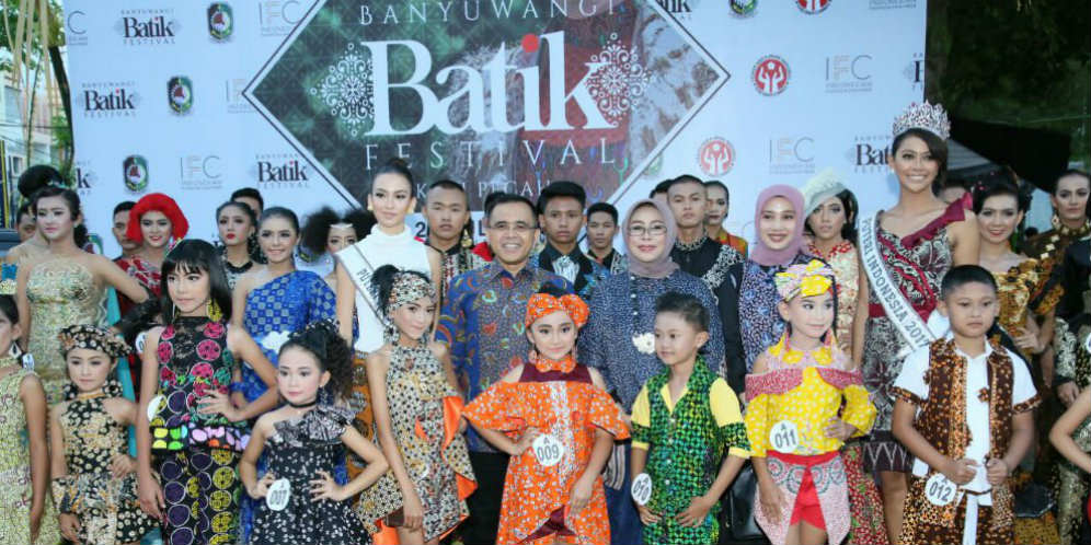 Para Model Pamerkan Busana di Trotoar Banyuwangi