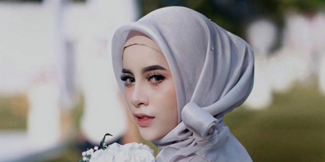 Tetap Flawles dalam Balutan Hijab Warna Warni Saat Idul 