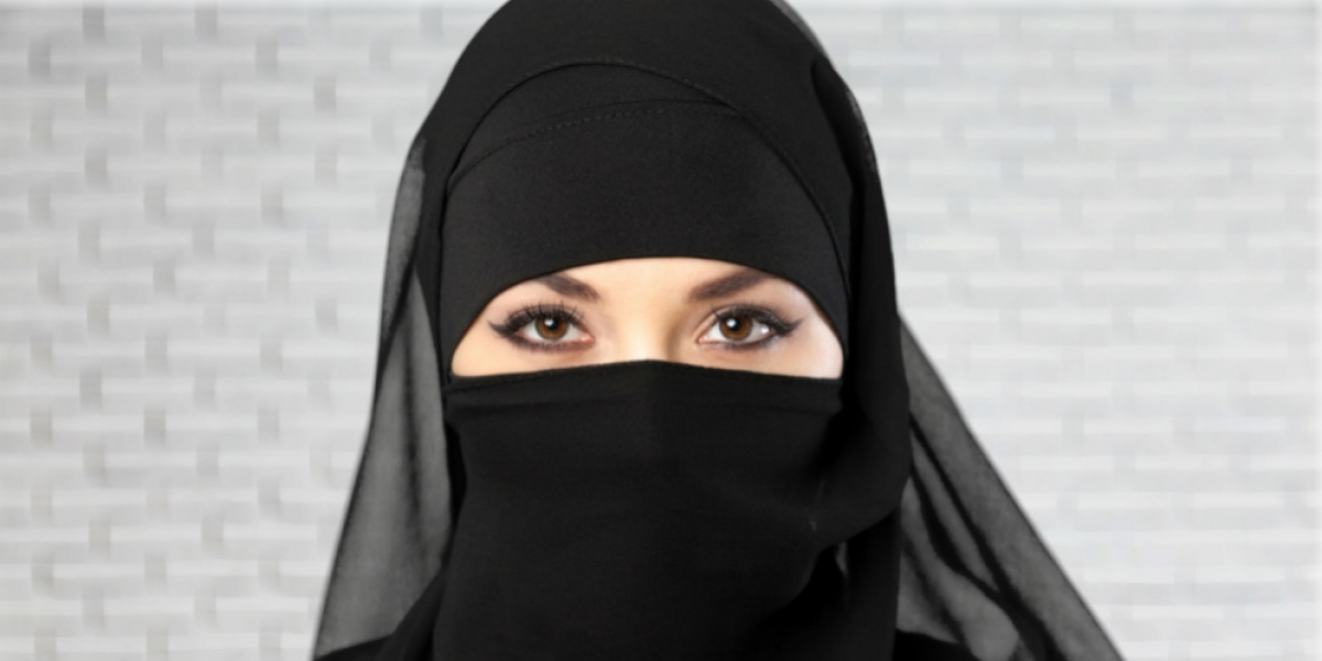 Паранджа 6 букв. Хиджаб паранджа чадра никаб. Бурка чадра. Арабские женщины в парандже.