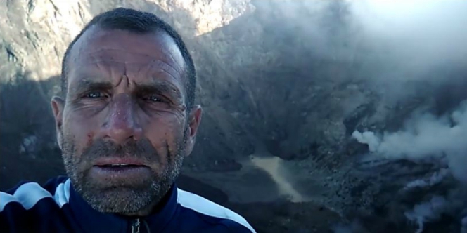 Nekat, Aksi Pria Perancis di Bibir Kawah Gunung Agung