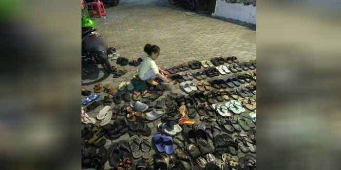 Viral Foto Gadis Cilik Bereskan Sandal Jemaah, Ternyata...