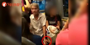 Naik Bus Duduk Sebelah Cewek, Astaga Lihat Tangan Si Kakek