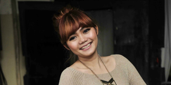 Lepas Hijab Rina Nose Pamer Rambut Baru yang Nyentrik 