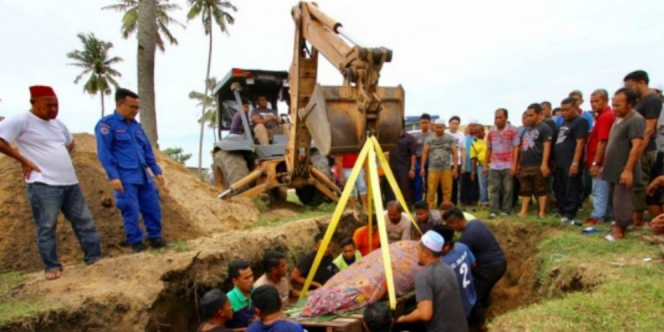 Pria 286 Kg Meninggal, Diangkat Backhoe Masuk Liang Lahad 