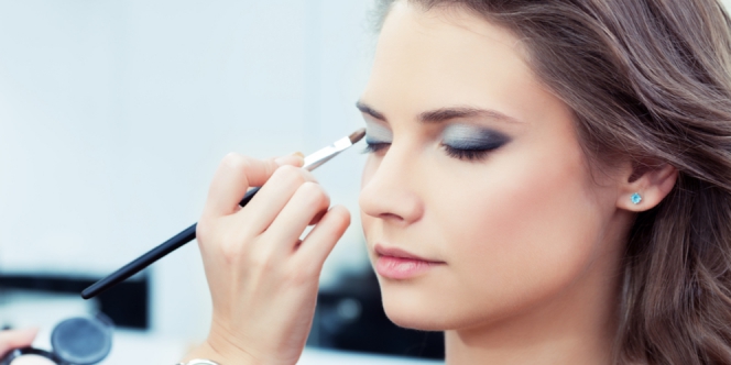 Cara Mudah Bersihkan Makeup di Bagian Mata