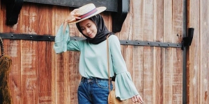 Contek Gaya Selebgram Hijab dengan High Waisted Jeans