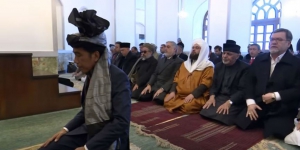 Pakai Turban Afghanistan, Jokowi Imami Presiden Ashraf