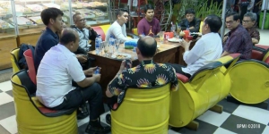 `Hangout` di Rumah Makan, Kursi Jokowi Curi Perhatian