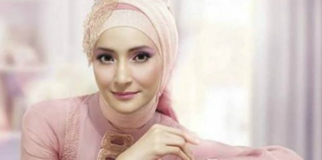 Gaya Hijab Syar'i Ineke Koesherawati, Cocok Buat `Mahmud 