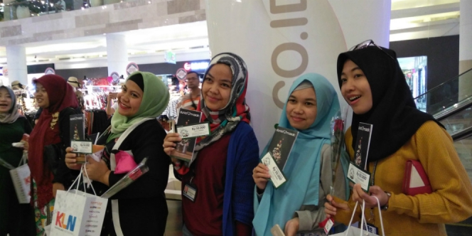 Bagi-bagi Hijab! Pengunjung Mall Ikut Heboh Rayakan Hijab Day