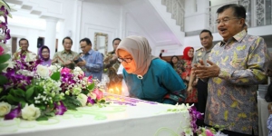 Kue Anggrek Raksasa di Ulang Tahun Mufidah Kalla