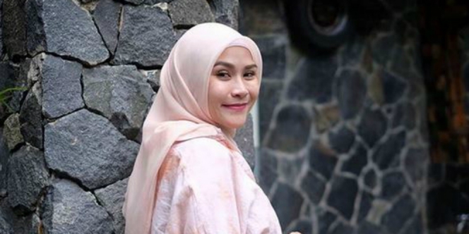  Gaya HIjab Colorful Si Bumil Zaskia Adya Mecca Dream co id