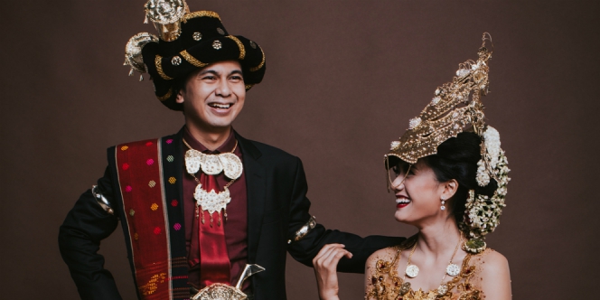 Pakai Baju Adat Intip Prewedd Raditya  Dika  dan Annisa 