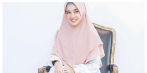 Penampilan Hijab Syar'i Dhini Aminarti, Aura Anggun Terpancar