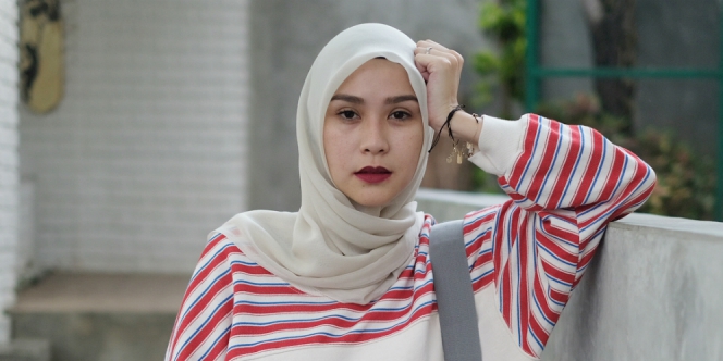 Hijab Street Style Zaskia Adya Mecca, Terlihat Seperti ABG