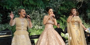 Tampil Menyanyi, Busana Glamor KD Kalahkan Gaun Pengantin