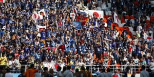 Salut! Fans Timnas Jepang dan Senegal Bersih-bersih Stadion