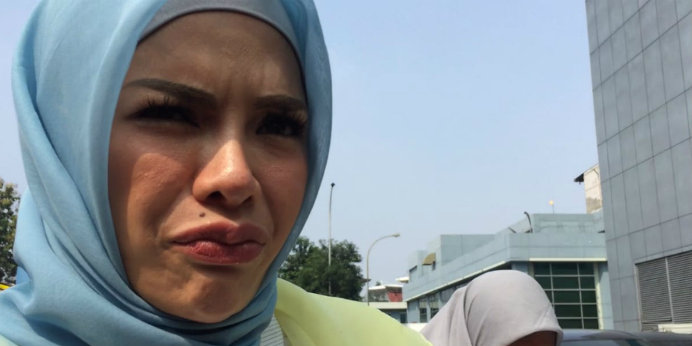 Reaksi Netizen Lihat Nikita Mirzani Berhijab, Ada yang Nangis
