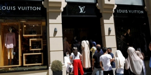 OMG! Turis Bawa 3 Koper Borong Chanel dan LV di Turki