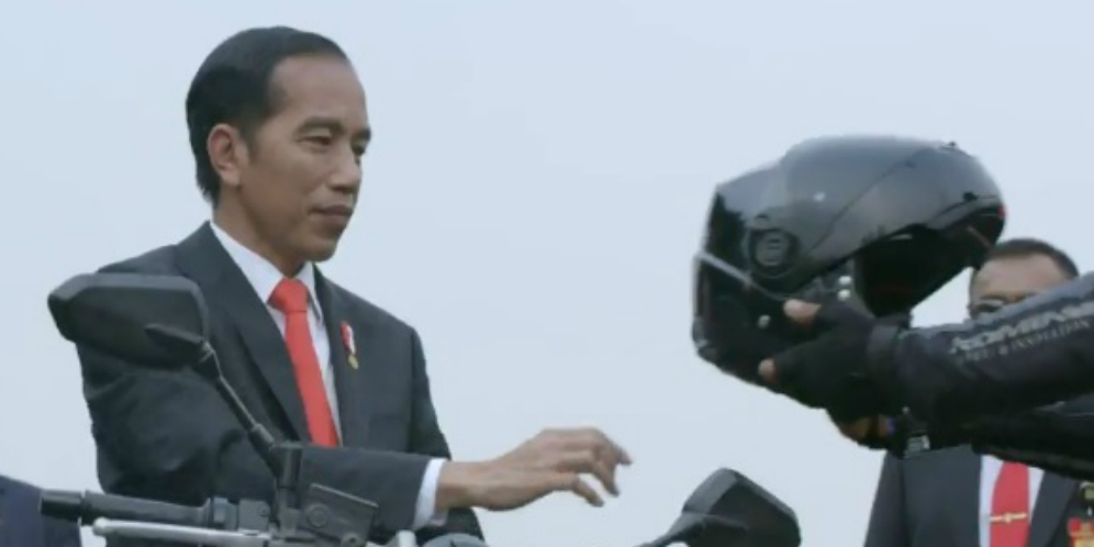 Video `Aksi Freestyle` Jokowi Geber Motor ke Pembukaan Asian Games 2018